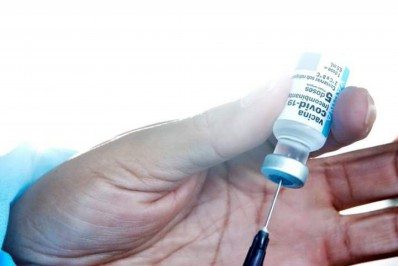 Idosos com 60 anos ou mais recebem terceira dose da vacina contra covid-19 nesta sexta