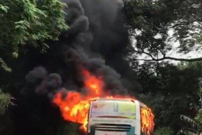 Ônibus e carro de passeio pegam fogo na  Serra do Mato Grosso, em Saquarema