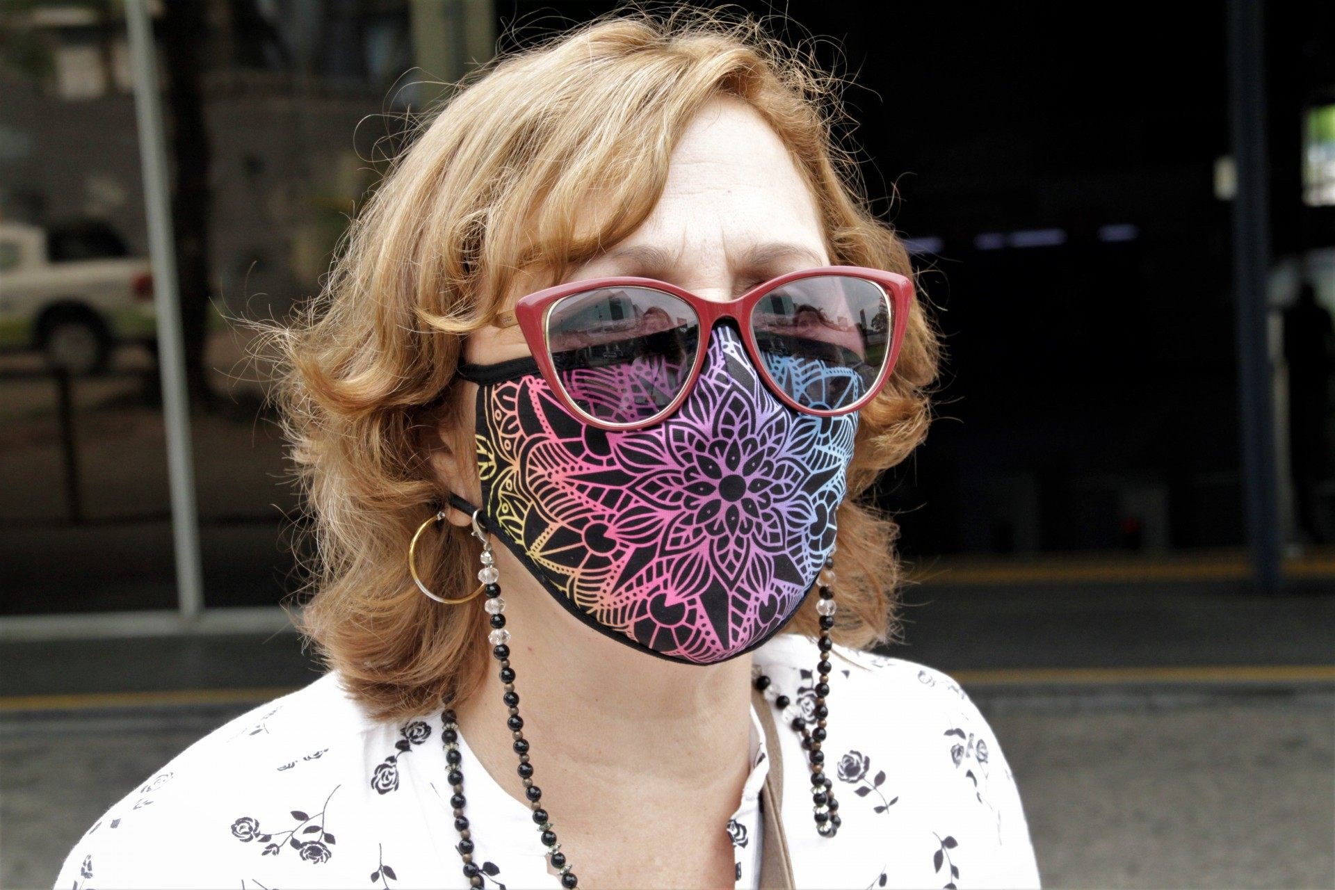 Cariocas afirmam que continuarão utilizando máscaras, mesmo após decreto da prefeitura. Na foto, Leidi Herrera, de 60 anos - Marcos Porto/Agência O Dia