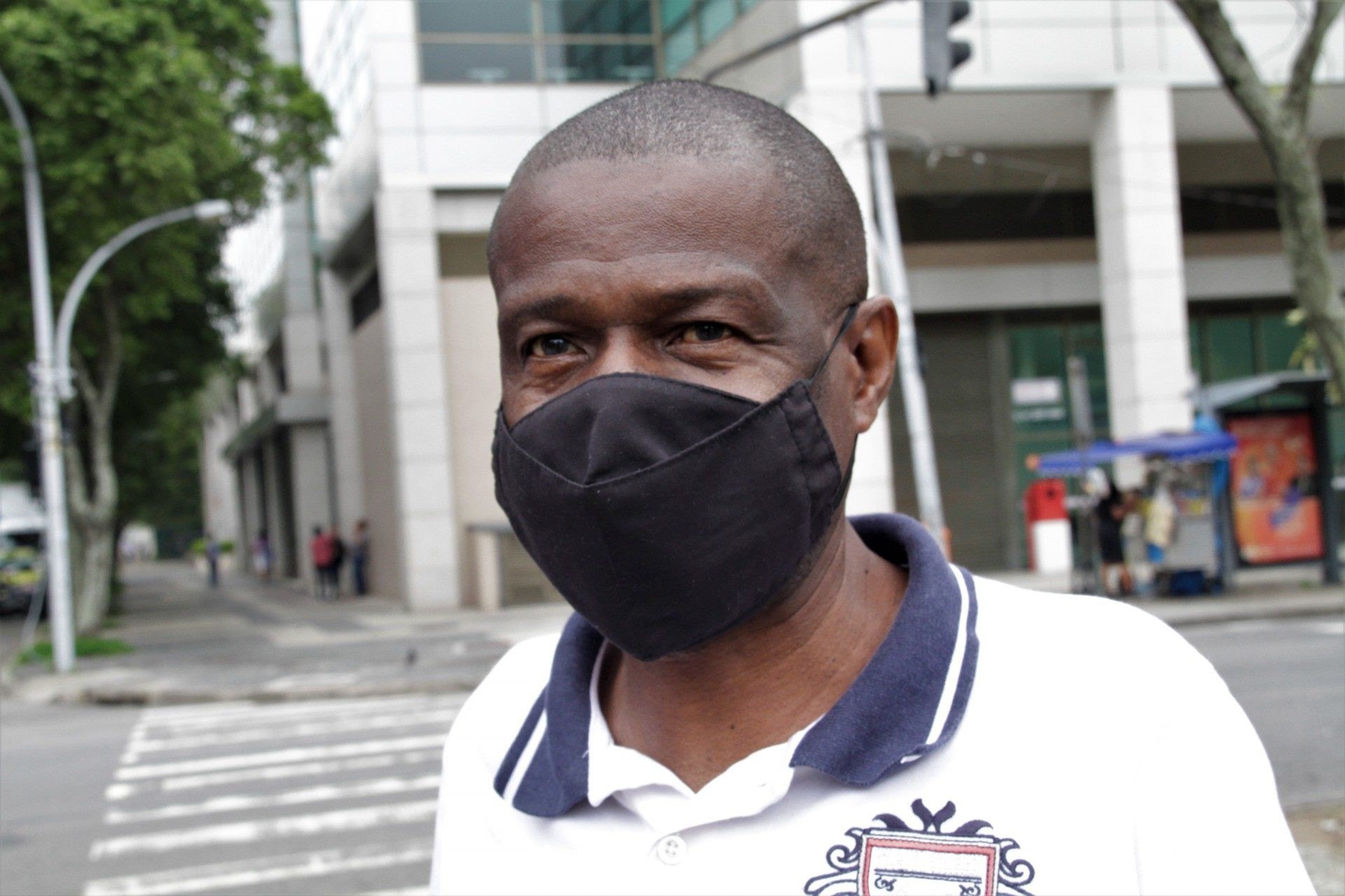 Cariocas afirmam que continuarão utilizando máscaras, mesmo após decreto da prefeitura. Na foto, Mário da Silveira, de 60 anos - Marcos Porto/Agência O Dia