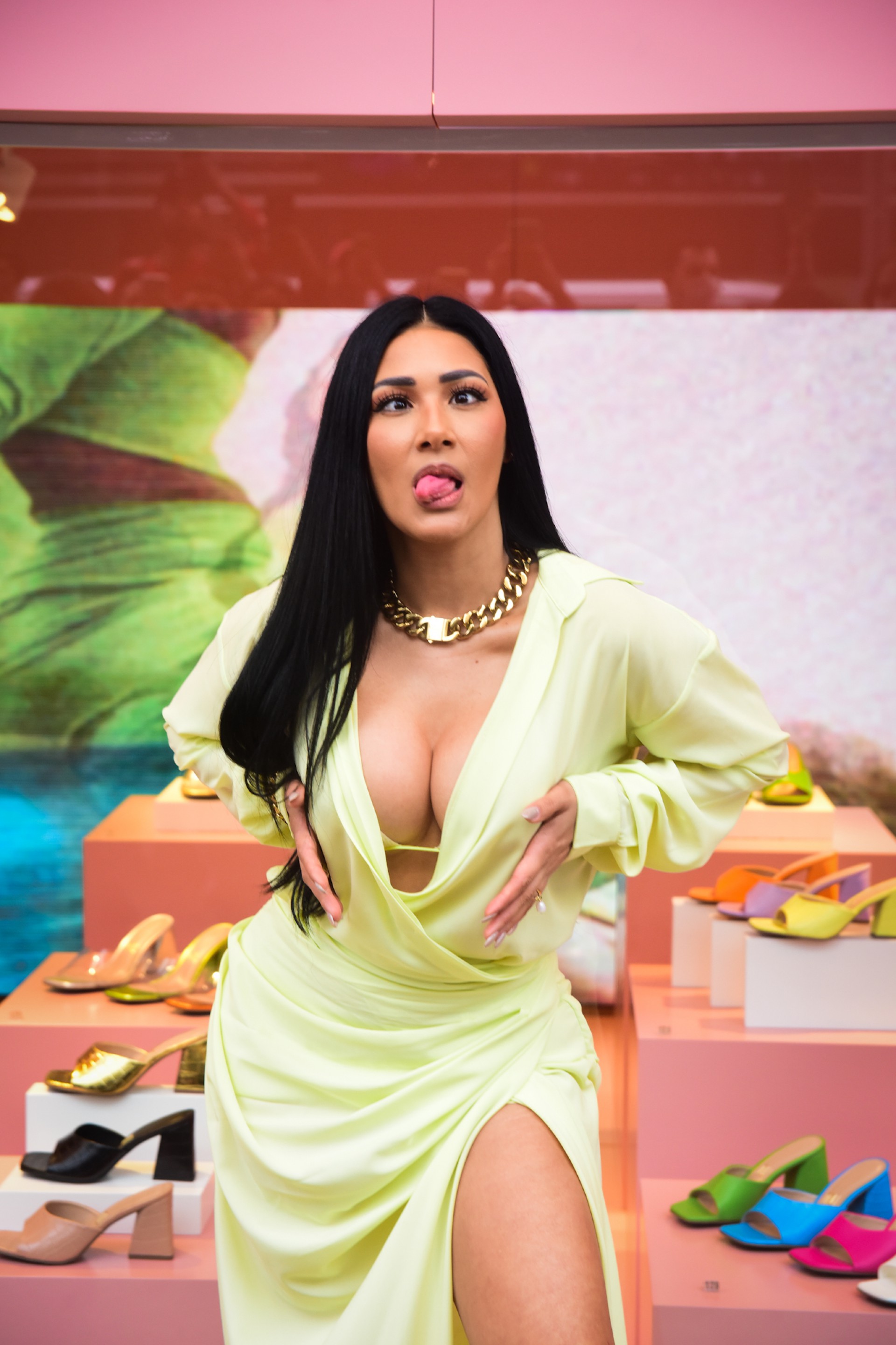 Simaria posa com fãs na Avenida Paulista, em São Paulo, durante inauguração de loja - Ag. News