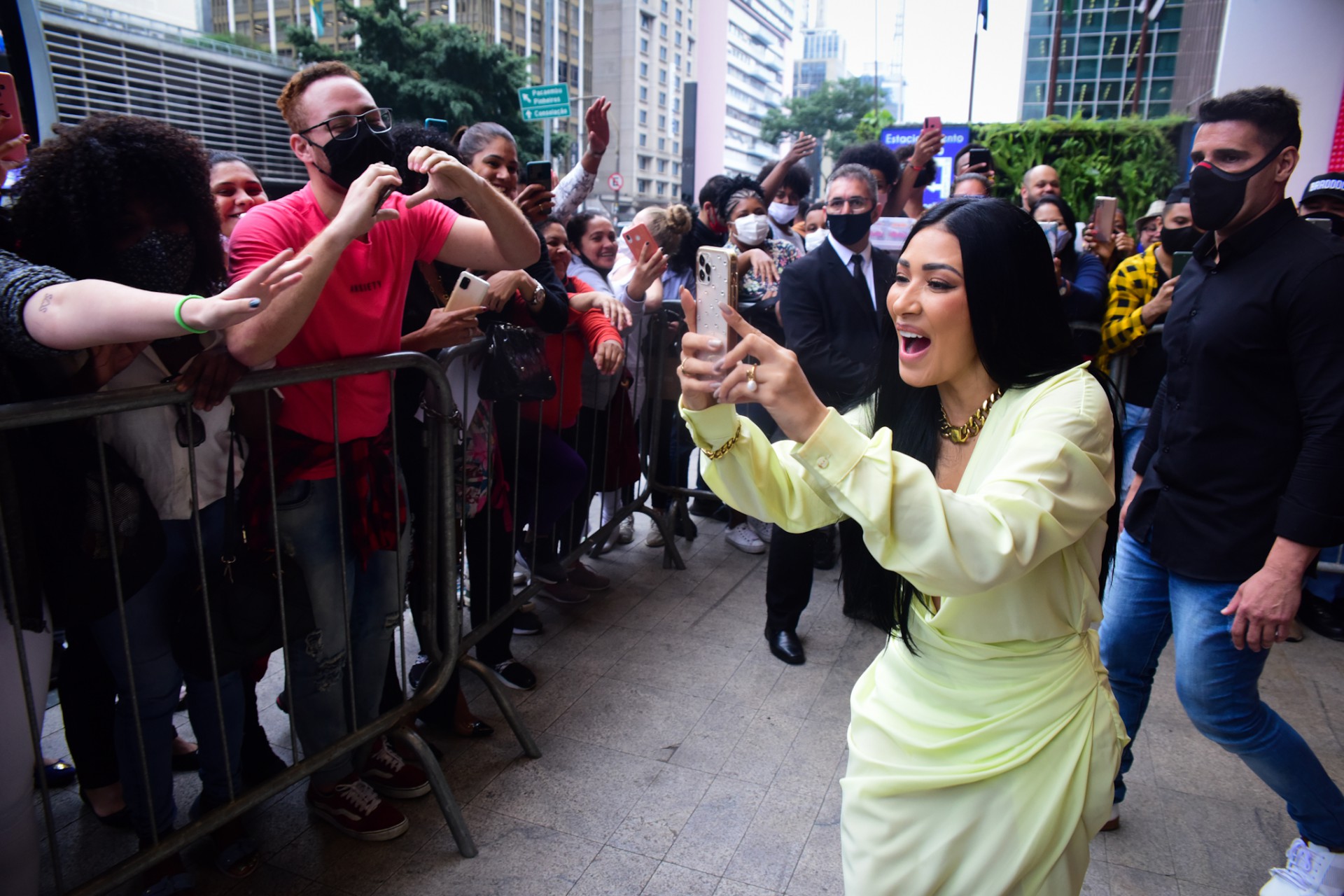 Simaria posa com fãs na Avenida Paulista, em São Paulo, durante inauguração de loja - Ag. News