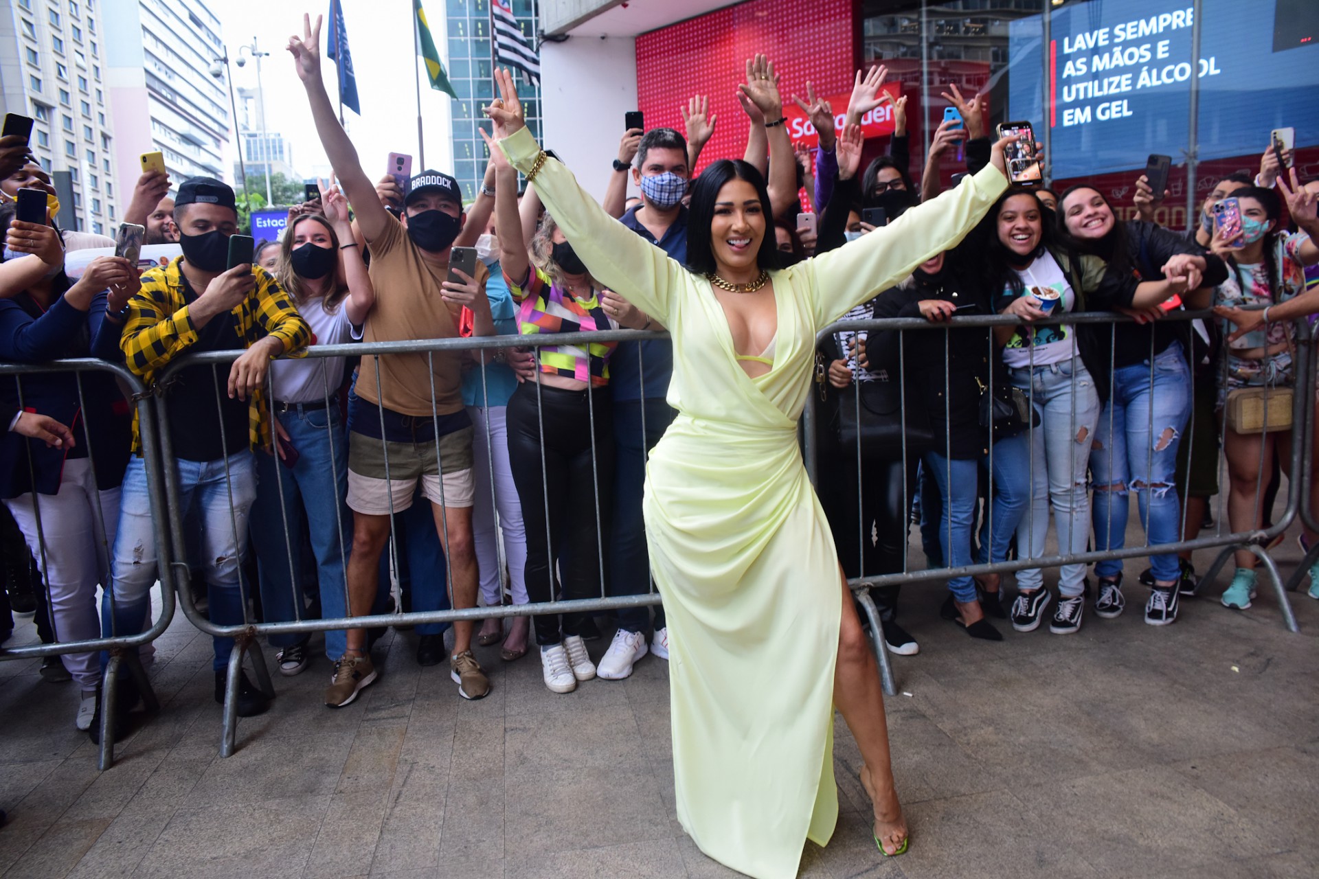 Simaria posa com fãs na Avenida Paulista, em São Paulo, durante inauguração de loja - Ag. News