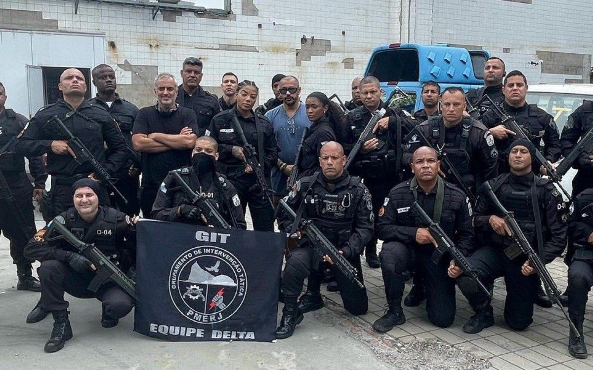 Ludmilla posa com o elenco da segunda temporada de 'Arcanjo Renegado' - Reprodução/Instagram