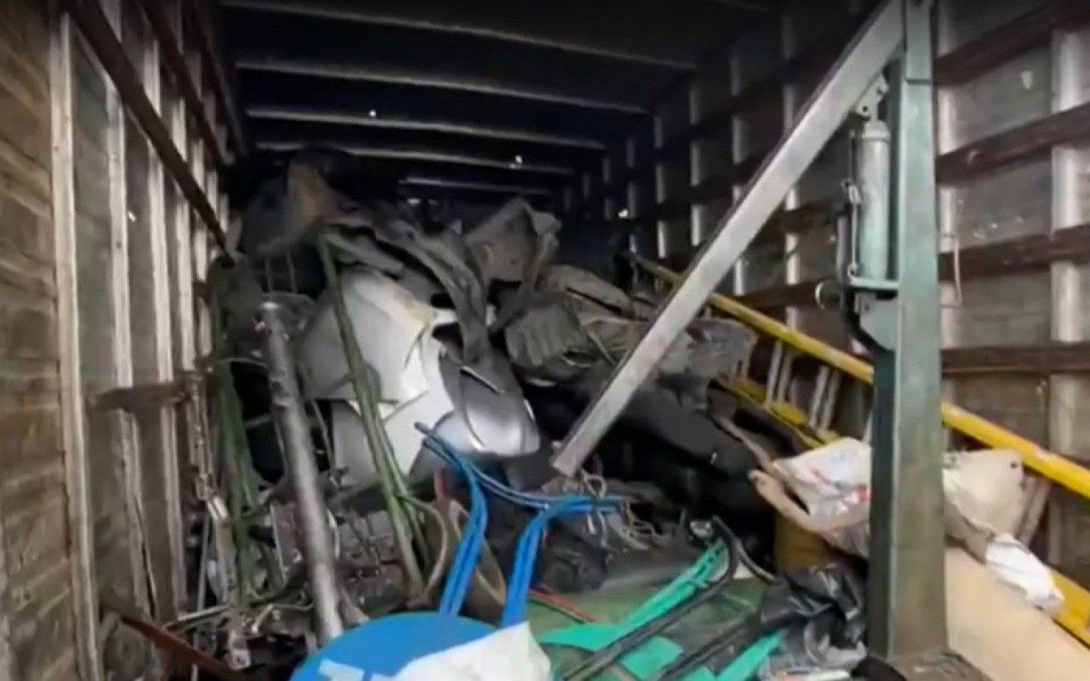 Dois caminh&otilde;es carregados de pe&ccedil;as foram apreendidos no local, um deles havia sido roubado