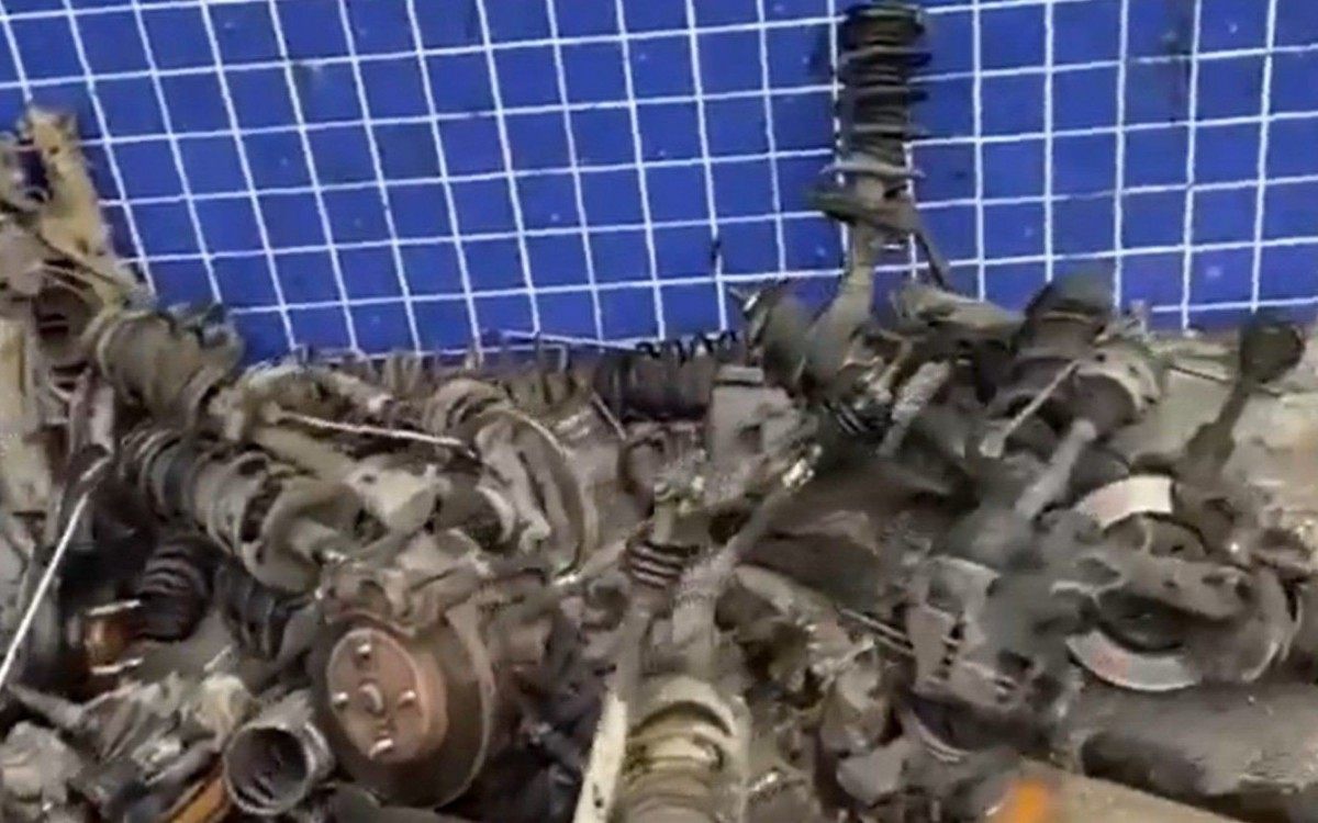 Muitas pe&ccedil;as de carros foram apreendidas no ferro velho em Belford Roxo