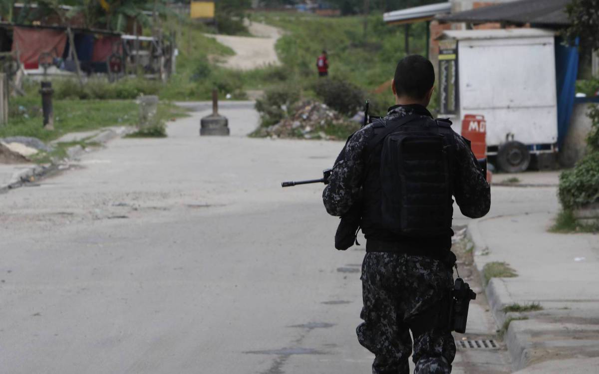Policia - Policia miltar faz opera&ccedil;ao no Complexo do Salgueiro, em Sao Gon&ccedil;alo, regiao metropolitana do Rio.