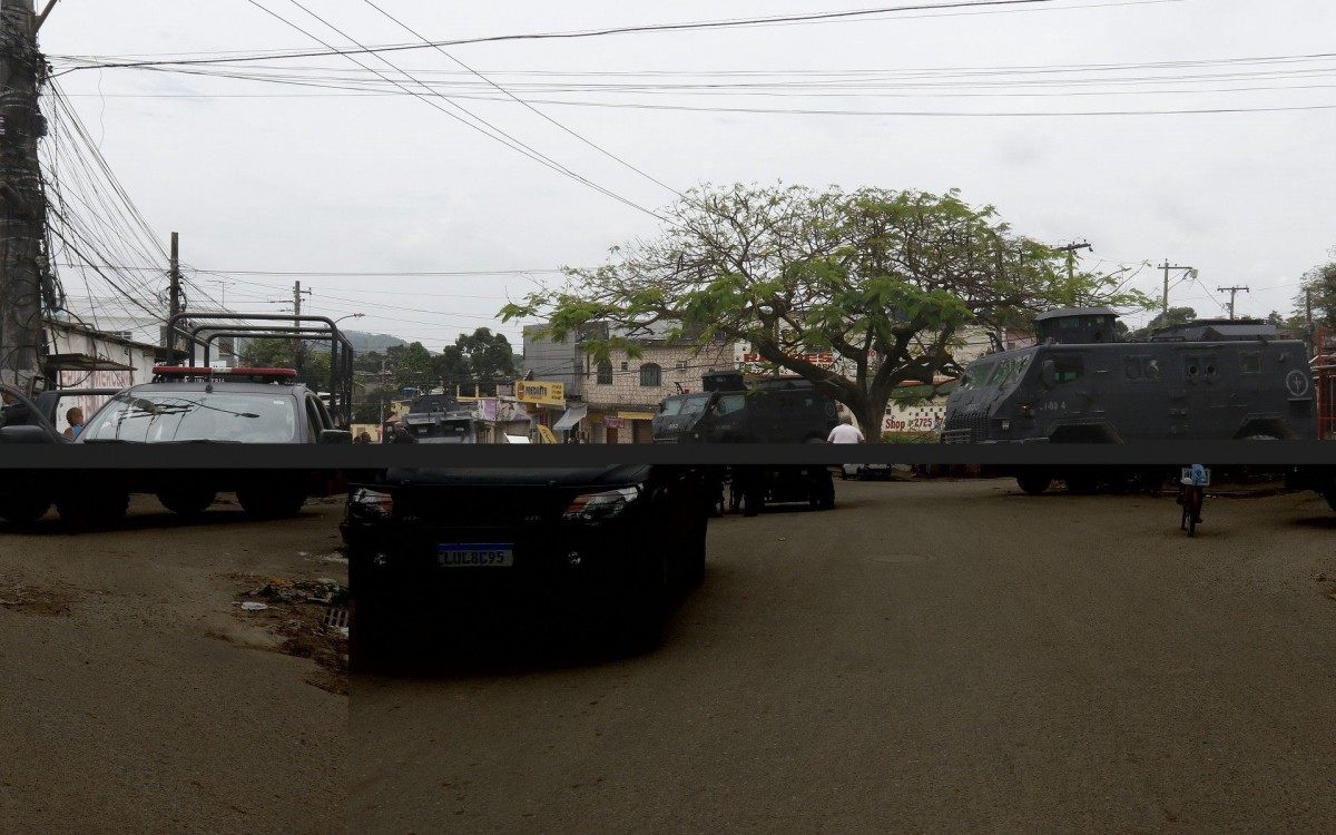 Policia - Policia miltar faz opera&ccedil;ao no Complexo do Salgueiro, em Sao Gon&ccedil;alo, regiao metropolitana do Rio.