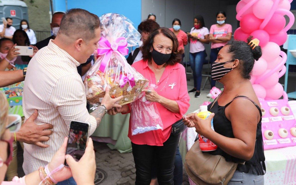 Rosimere Fernandes, de 32 anos, moradora da regi&atilde;o e paciente da Unidade de Sa&uacute;de do Jardim Sumar&eacute; e o vereador Rodrigo Pit