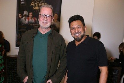 Luiz Fernando Guimarães e marido curtem show de aniversário de rádio