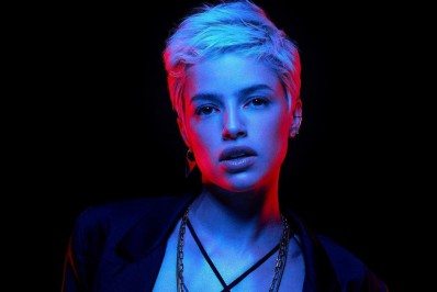 Agatha Moreira se emociona com outdoor de 'Verdades Secretas 2' em Nova York: 'Gratidão'