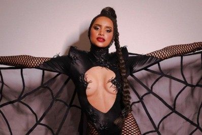 Gleici Damasceno compartilha registro com fantasia sexy e deixa seguidores animados