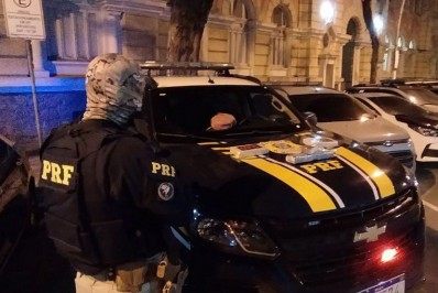 PRF prende 3 pessoas e apreende 3,5 kg de entorpecente na Ponte