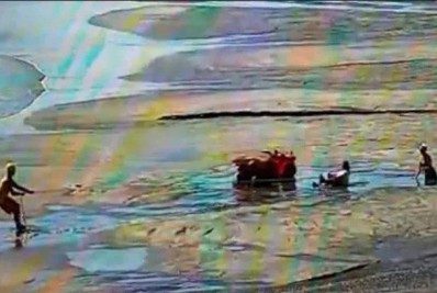 Vídeo: mulher que atolou na praia é resgatada por bombeiros