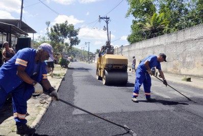 Rua José Vieira recebe asfalto após obras de drenagem