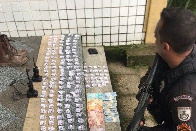 Homem é preso com mais de 200 pinos de cocaína em Guapimirim