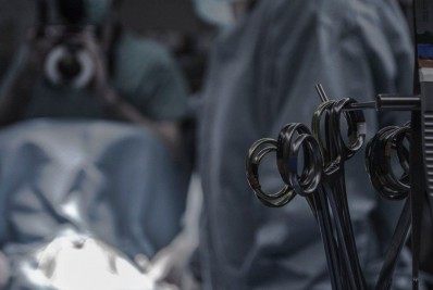 Médico é multado após deixar cirurgia 'de lado' para almoçar no carro e pegar no sono