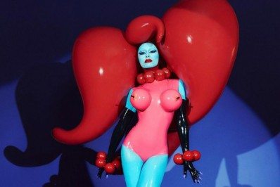 Sabrina Sato causa na web com look de Halloween: 'Vamos dar asas à extravagância'