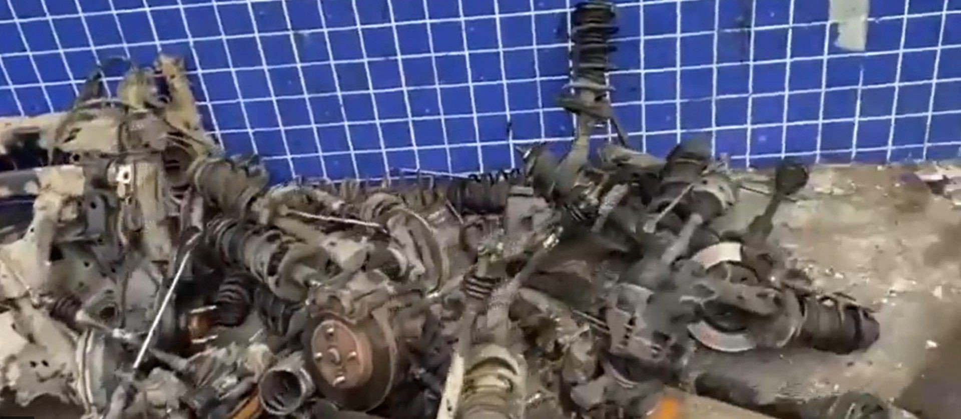 Muitas pe&ccedil;as de carros foram apreendidas no ferro velho em Belford Roxo - Reprodu&ccedil;&atilde;o / Pmerj