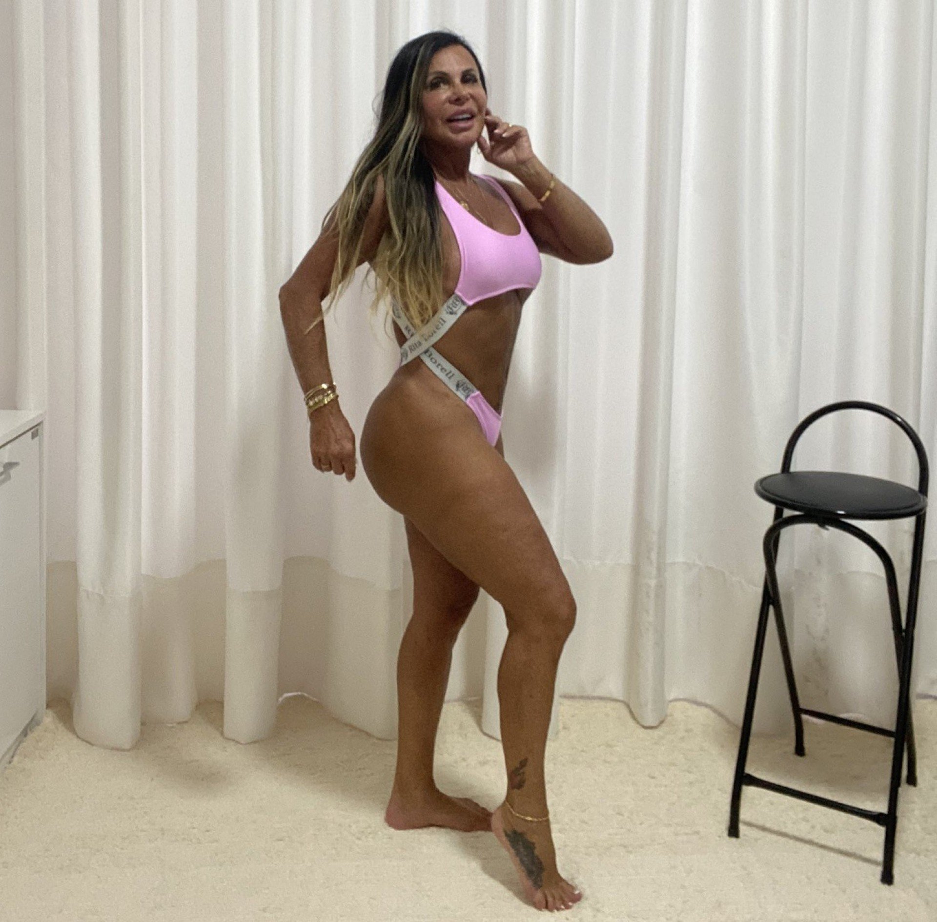 Gretchen Aparece De Biqu Ni Fio Dental Em Foto Tirada Pelo Marido Beleza Envolvente