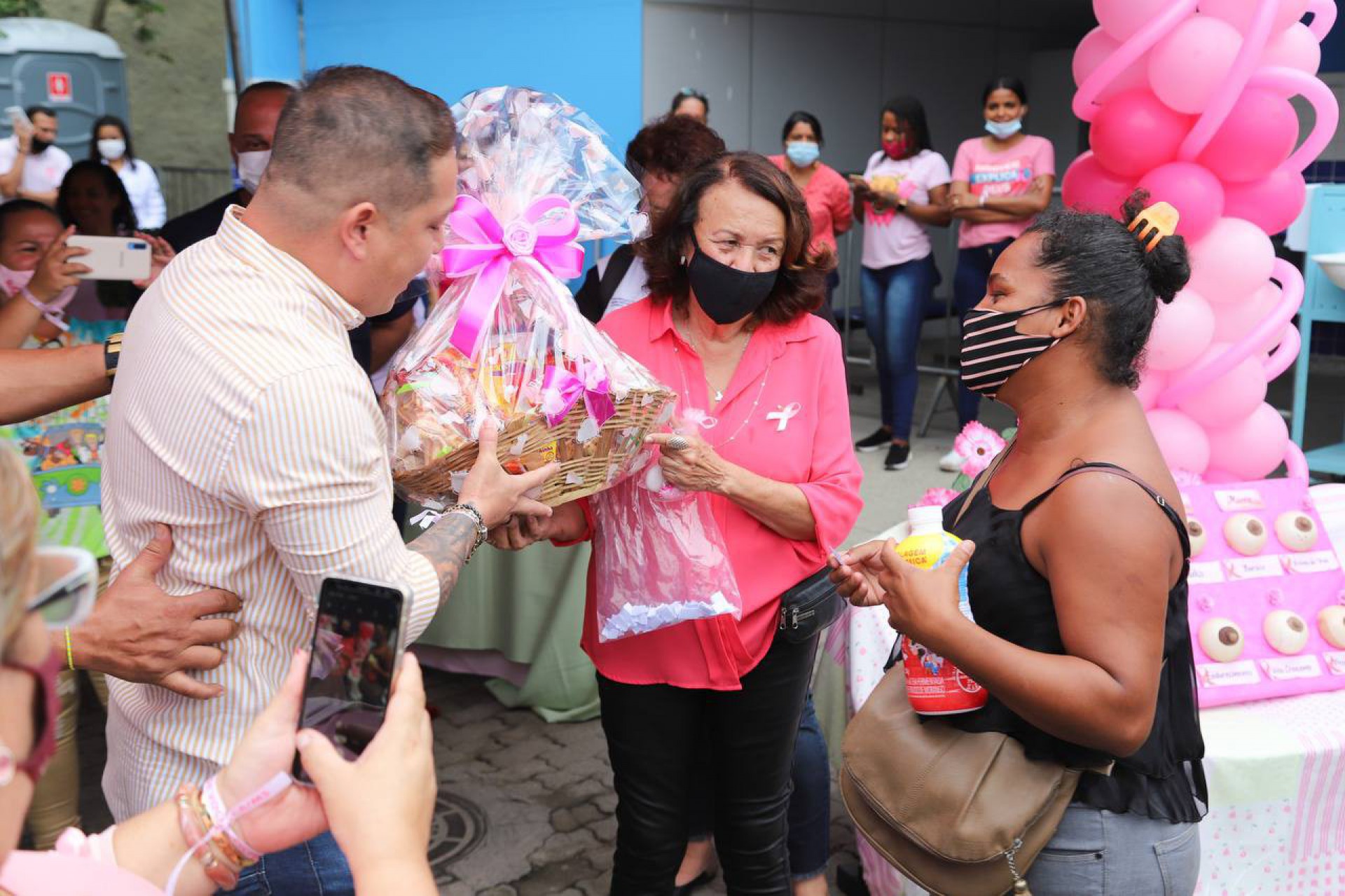 Rosimere Fernandes, de 32 anos, moradora da regi&atilde;o e paciente da Unidade de Sa&uacute;de do Jardim Sumar&eacute; e o vereador Rodrigo Pit - Divulga&ccedil;&atilde;o