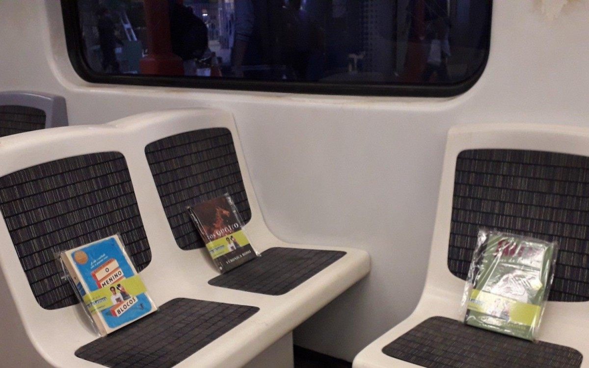 Supervia distribui 1 mil livros nos trens, nesta sexta-feira (29) - DIVULGAÇÃO