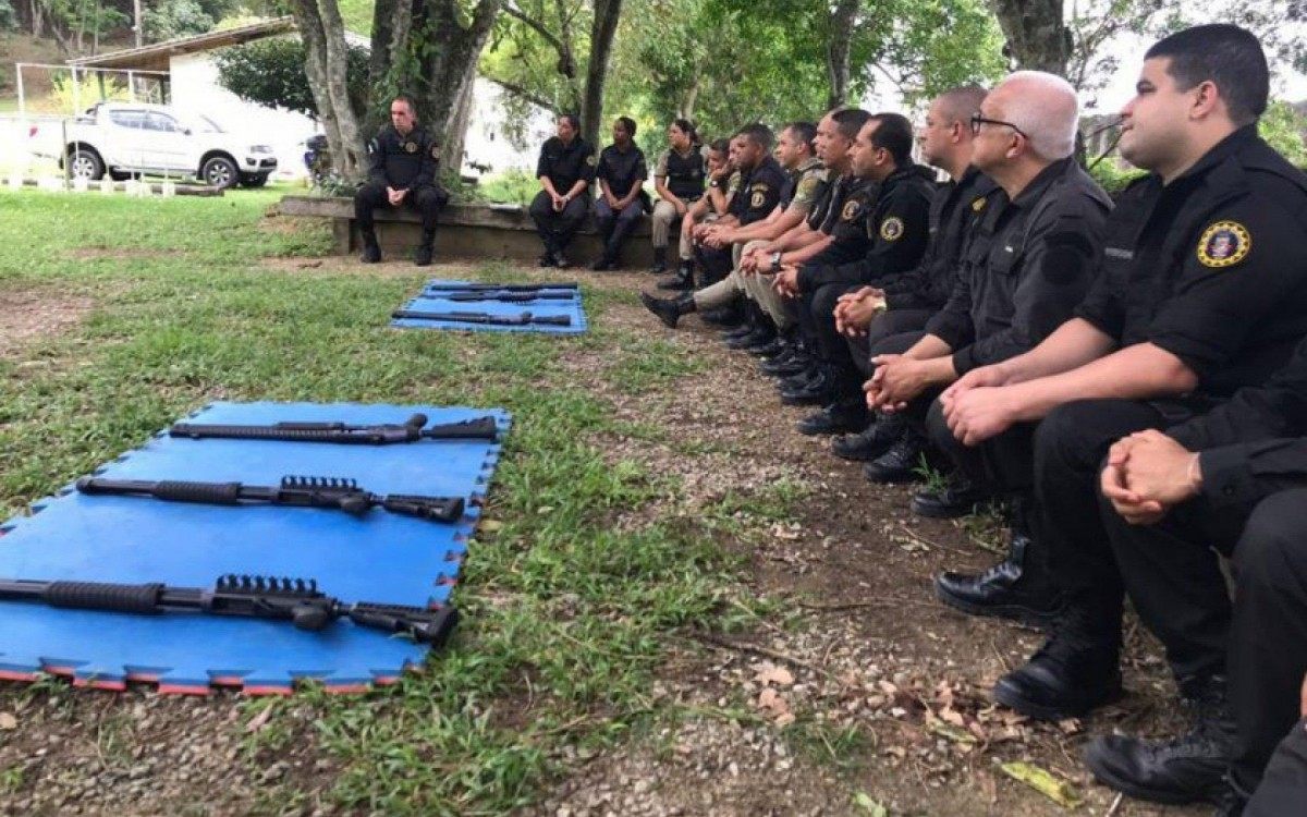 Os agentes tiveram treinamento com armamento e tiro de calibre 12 e PT 40