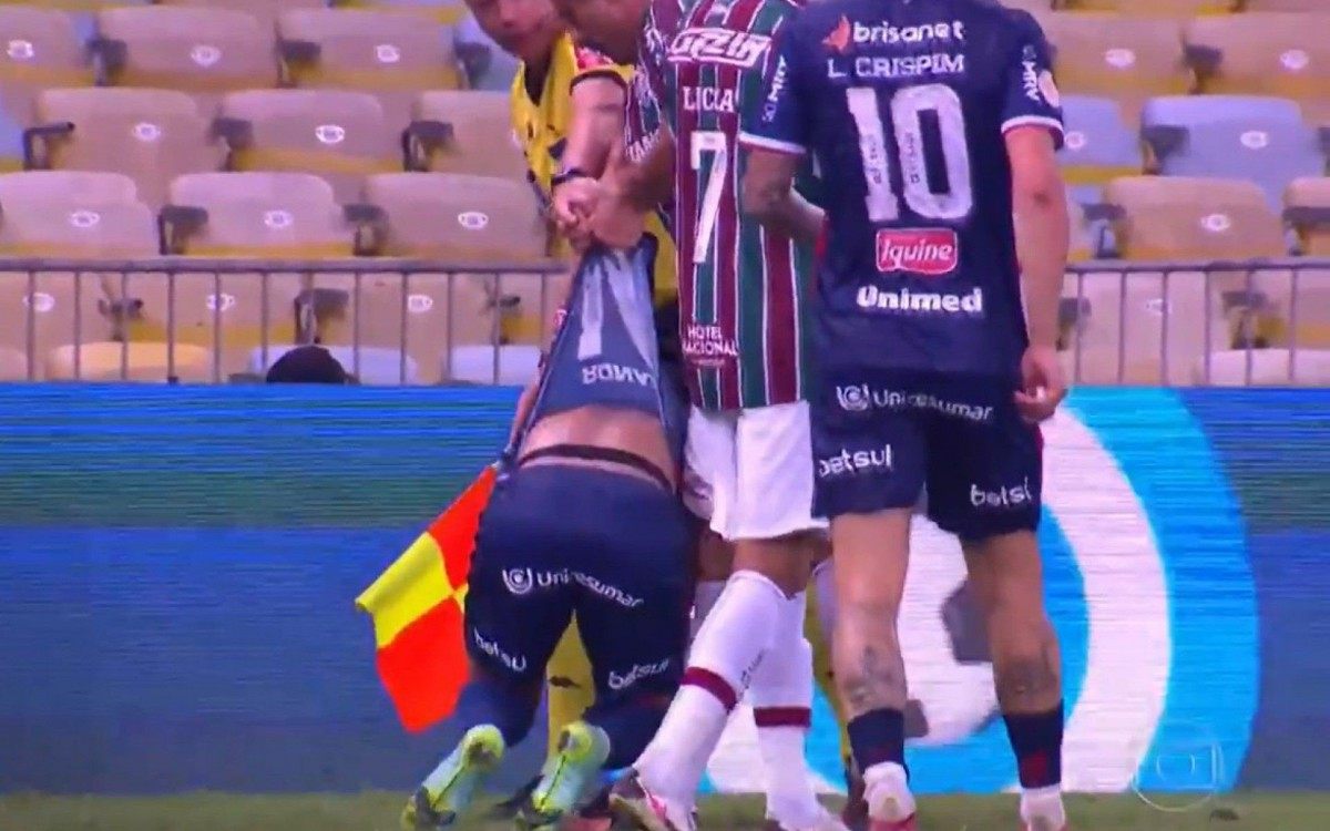 Momento em que Fred atinge o jogador do Fortaleza