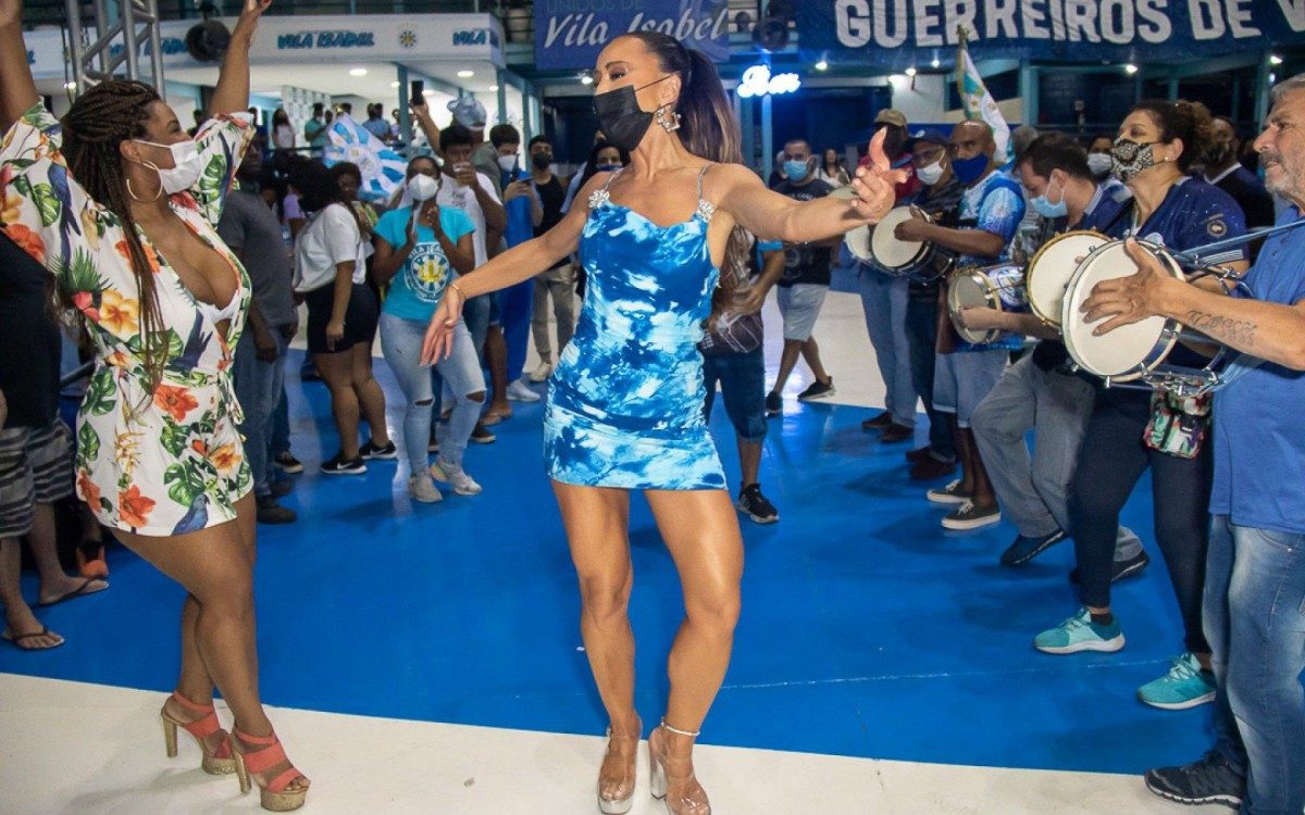 Sabrina Sato participa do ensaio da Unidos de Vila Isabel, na Zona Norte do Rio, na noite desta quinta-feira