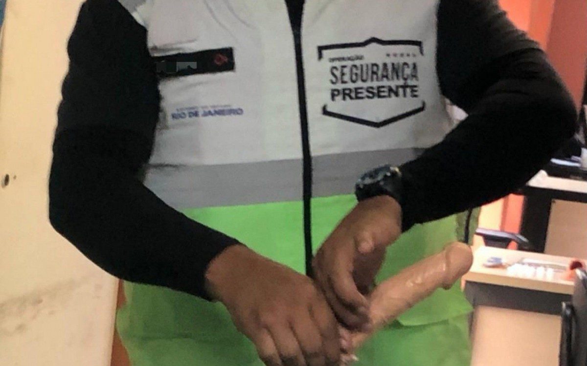 Os policias encontraram 12 c&aacute;psulas de coca&iacute;na num p&ecirc;nis de borracha 