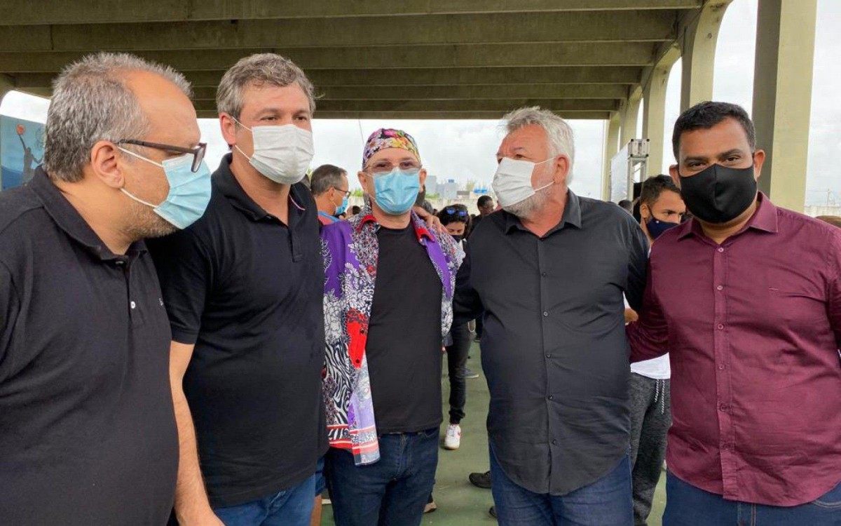 Lindibergh Farias, vereador do Rio, com seu assessor Bob, ao lado de Eron e Miqueias 