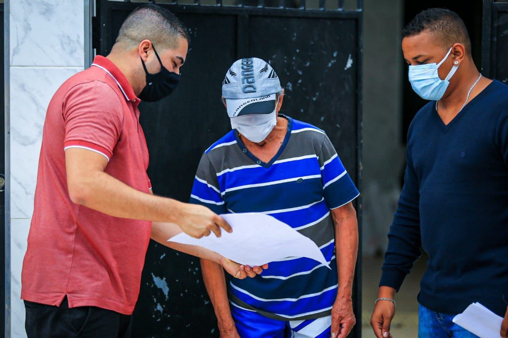 Secret&aacute;rio Igo Menezes conversou com moradores do Morro do Carec&atilde;o sobre abastecimento de &aacute;gua - Rafael Barreto / PMBR