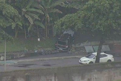 Motorista perde controle da direção e carro despenca da Avenida Niemeyer