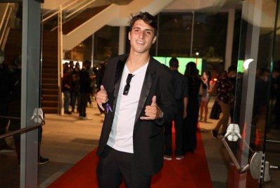 Ex-BBB Felipe Prior recebe prêmio de 'Rei do Instagram'