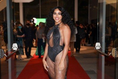 Ex-BBB Elana capricha na transparência e mostra corpão em evento