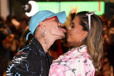 Biel e Tays Reis trocam beijos em premiação em São Paulo