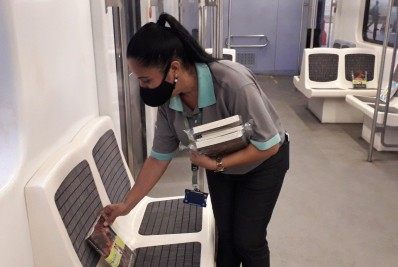 SuperVia doa 500 livros aos passageiros em ação de natal