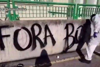 Manifestantes picham prefeitura de cidade italiana que homenageará Bolsonaro