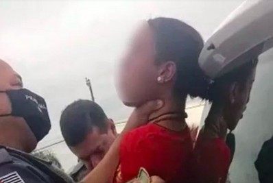 Policial enforca jovem durante abordagem para conter briga entre mulheres