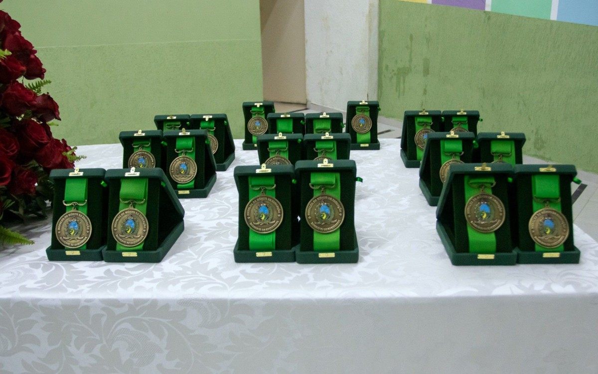 Professores de Saquarema s&atilde;o homenageados com a Medalha do M&eacute;rito