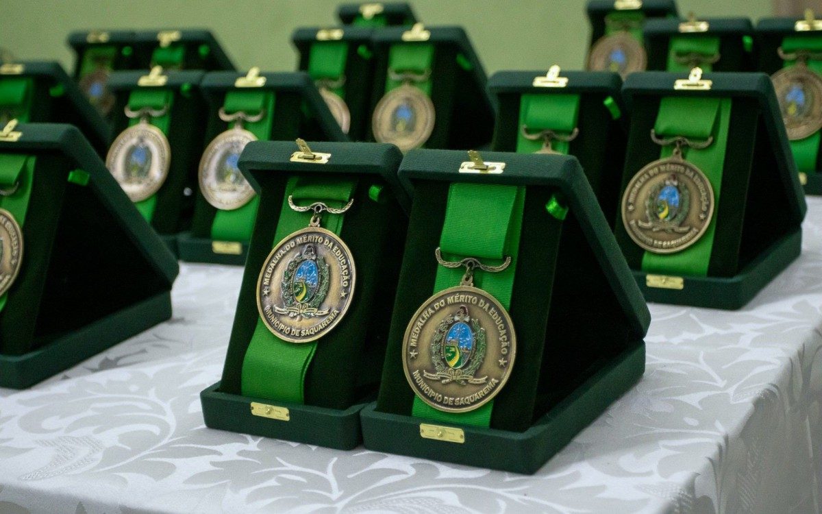 Professores de Saquarema s&atilde;o homenageados com a Medalha do M&eacute;rito