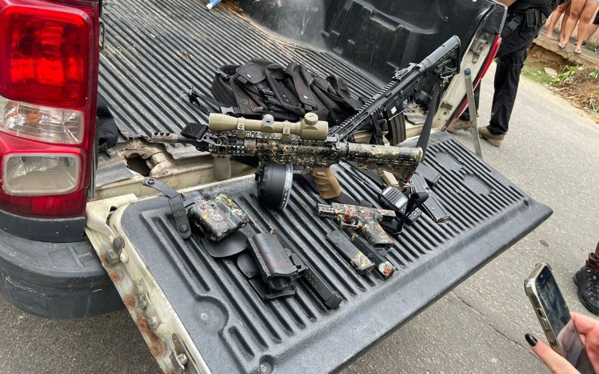 Armas que estavam com o grupo dos traficantes de Lal&aacute;