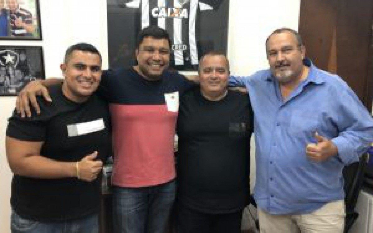 Jansen e Carin, entre o presidente da Inocentes de Belford Roxo, Reginaldo Gomes, e o secret&aacute;rio municipal de Esporte e Lazer, Rodrigo Gomes