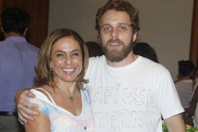 Após não ter contrato com a Globo renovado, Cissa Guimarães recebe homenagem do filho