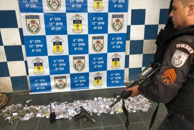 Dois criminosos são presos com grande quantidade de drogas em comunidade de Niterói