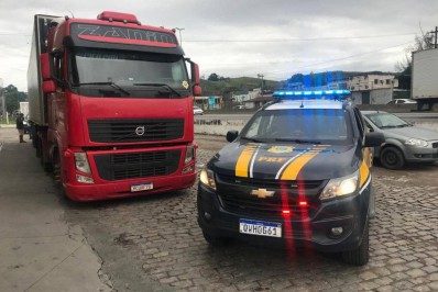 PRF recupera carga de frango avaliada em R$ 200 mil