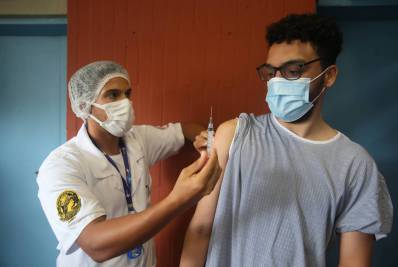 Rio volta a vacinar população contra covid nesta quarta-feira, veja o calendário