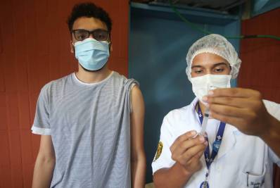 Rio aguarda comunicação do governo federal para planejar dose de reforço aos adultos