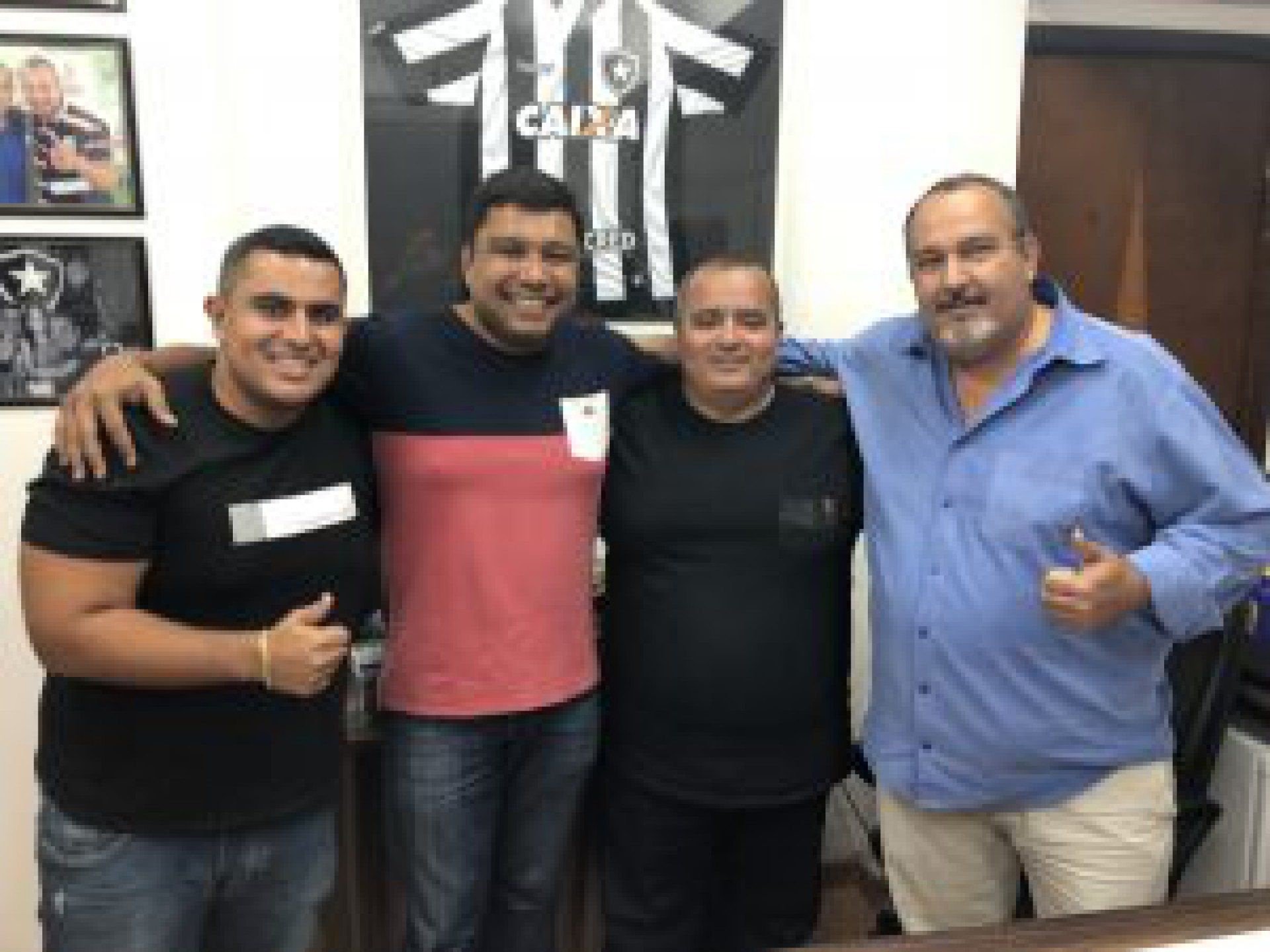 Jansen e Carin, entre o presidente da Inocentes de Belford Roxo, Reginaldo Gomes, e o secretário municipal de Esporte e Lazer, Rodrigo Gomes - Divulgação 