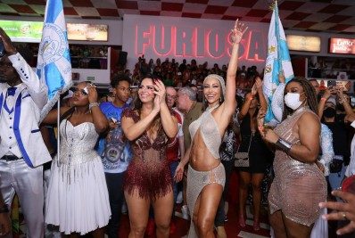 Encontro de Rainhas! Sabrina Sato e Viviane Araújo mostram samba no pé na quadra do Salgueiro 